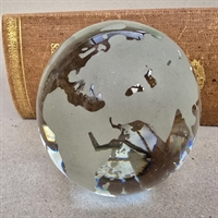 klar-glas-brevpresse-jordklodedekoreret-brevpresse-gammel-svensk-glaskugle